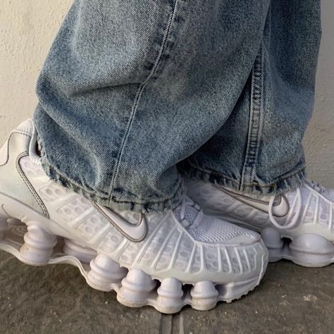 2000s Nike Shoes, 2000s Sneakers, Show White, Dad Shoes, Hype Shoes, Shoe Inspo, Nike Shox, Swag Shoes, Cool Fits