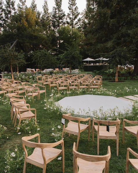 Creative Ceremony Seating, Circular Ceremony Seating, Ceremony In The Round, Modern Wedding Chairs, Circle Ceremony Seating, Circle Wedding Ceremony, Outdoor Wedding Seating, Wedding Ideas 2024, Inmobiliaria Ideas