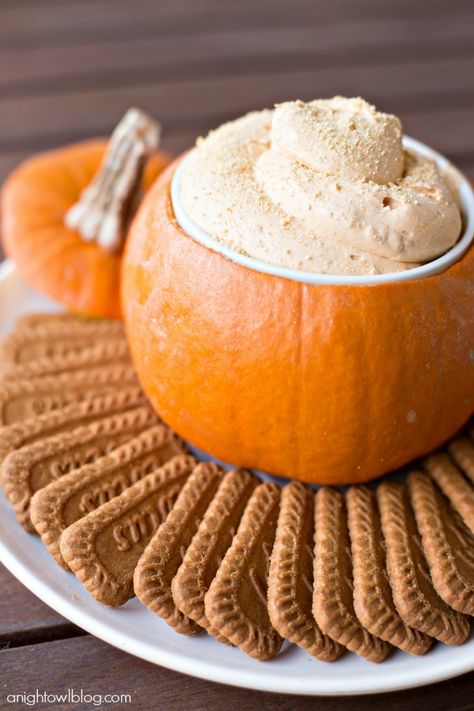 Pumpkin Pie Cheesecake Dip Pumpkin Pie Cheesecake Dip, Fall Recipes Appetizers, Fall Appetizers Easy, Desserts Thanksgiving, Halloween Appetizers Easy, Dessert Halloween, Pumpkin Pie Cheesecake, Fall Appetizers, Pie Cheesecake