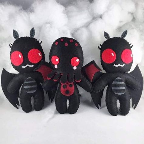 Felt Mothman, Diy Halloween Spell Book, Graffiti Monsters, Mothman Plush, Mothman Cryptid, Crochet Creepy, Masamichi Yaga, Halloween Spell Book, Felt Toys Diy