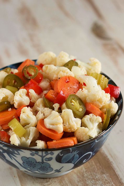 Hot Giardiniera Recipe, How To Freeze Asparagus, Homemade Giardiniera Recipe, Pickled Veggies Recipe, Freezing Asparagus, Giardiniera Recipe, Pickled Vegetables Recipe, Pickled Cauliflower, Pickle Recipes