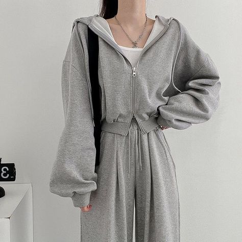 Everyday Fashion Outfits, Tomboy Style Outfits, Easy Trendy Outfits, Grey Sweatpants, Modest Fashion Outfits, Tomboy Fashion, Casual Style Outfits, Korean Outfits, Lookbook Outfits