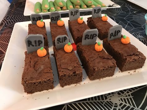 Halloween party food Grave brownies Halloween Graveyard Food Ideas, Grave Brownies, Otgw Party, Saltburn Party, Halloween Brownie, Kids Desserts, Wednesday Party, Halloween Deserts, Halloween Sleepover