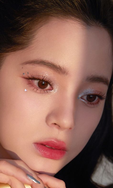 Chungha Eye Makeup, Iu Makeup Look, Eye Makeup Jewels, Eye Makeup Concert, Jewel Eye Makeup, Kpop Idol Makeup Look, Kpop Concert Makeup, Jeweled Makeup, Sticker Eye Makeup