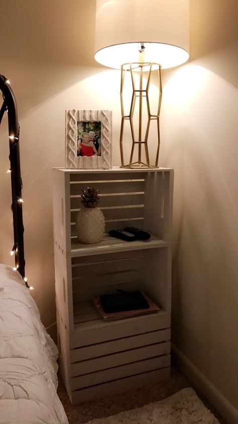 Diy Crate Nightstand, Wooden Crate Nightstand, Diy Nightstand Ideas Cheap, Crate Nightstand Diy, Bedroom Diy Ideas Cheap, Wood Crate Nightstand, Wooden Crates Ideas, Wooden Crate Decor, Wooden Crate Ideas