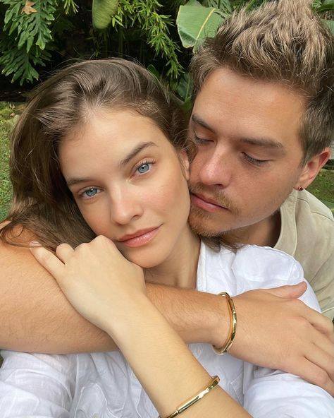 Unbreakable bond @tiffanyandco 💛 #TiffanyLock #TiffanyPartner | Instagram Dylan And Cole, Victoria Secret Show, Palvin Barbara, Vogue France, Dylan Sprouse, Jeanne Damas, Tom Kaulitz, Cole Sprouse, Barbara Palvin