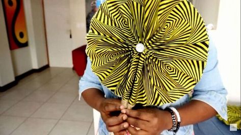 Follow this easy DIY fabric fan tutorial to discover how to make a circle hand fan with fabric, using colorful Ankara prints and popsicle sticks. Make Sandals, Hand Fans Diy, African Fabric Accessories, Fabric Hand Fan, Crochet Belt, Diy Fan, African Inspired Fashion, Paper Fans, Fabric Accessories