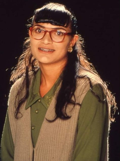 Betty la fea x toons Adult Braces, Ugly Betty, Photo Reference, Being Ugly, Dress To Impress, Halloween Costumes, Dreadlocks, Halloween, Hair Styles