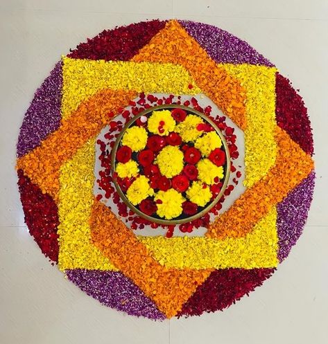 Poo Kolam Flowers Onam, Onam Pookalam Design 2024, Easy Pookalam Designs, Onam Athapookalam Designs, Onam Flower Design, Athapookalam Designs Simple, Pookolam Design Onam, Onam Pookalam Design Simple, Flower Rangoli Designs Ideas Beautiful