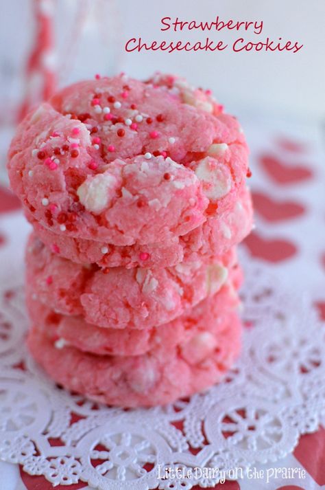 Easy Strawberry Cheesecake Cookies, Easy Pretty Cookies, Valentines Food Treats, Valentine Cutout Cookies, Valentine Desserts Easy, Valentines Sweets Ideas, Valentines Dessert Box Ideas, Snack Party Food, Valentines Dessert Ideas