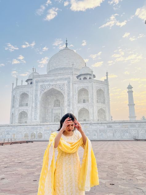 Taj Mahal Photo Inspo Taj Mahal Aesthetic Girl, Taj Mahal Dress Idea, Taj Mahal Instagram Story, Taj Mahal Poses For Women, Taj Mahal Aesthetic Outfit, Taj Mahal Snap, Agra Outfit Ideas, Mandir Outfit Women, Tajmahal Photoshoot Dress