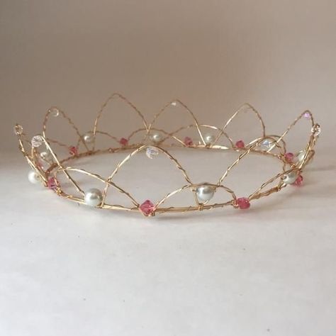 @ruby_scherer Pink Fairies, Pink Princess Crown, Baby Dress Diy, Diy Jewelry Unique, Diy Wire Jewelry, Princess Crown, Handmade Wire Jewelry, Costume Hats, Diy Hair Accessories