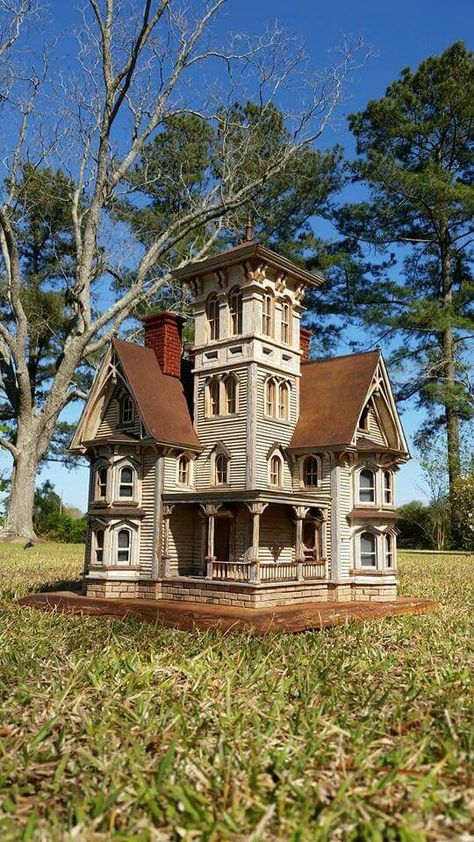 Houses Victorian, Victorian Birdhouses, House Kits, Bird House Kits, Mosaic Birds, Beautiful Yards, Wood Work, Animal House, Birdhouse