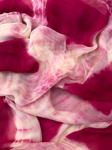 Tie Dye Patterns Duppta, Tie Dye Dupatta Patterns, Tie Dye Suits Indian, Tie And Die Dupatta Design, Tie Dye Saree Design, Tie And Dye Dupatta Designs, Tie Dye Dupatta, Dupatta Draping, Baby Boy Gift Baskets