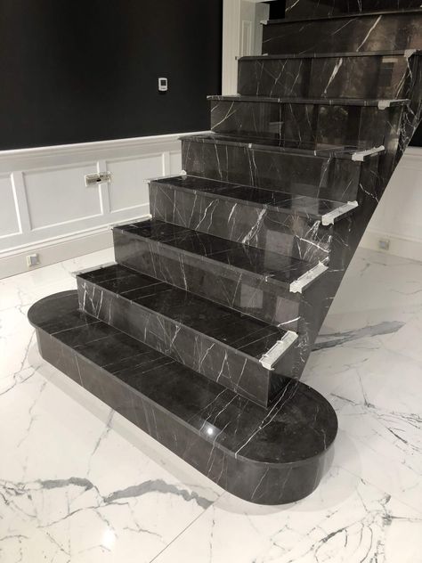 Awesome Granite Staircase Designs - Engineering Discoveries Grey Marble Stairs, White Marble Staircase, Staircase Marble, Stairs Tiles Design, Granite Stairs, Tiled Staircase, درج السلم, Marble Flooring Design, Marble Staircase