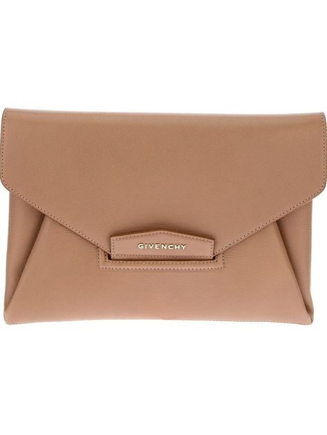 Perfect nude clutch #simple  http://www.orlandostylemagazine.com/ Nude Clutch, Best Leather Wallet, Givenchy Handbags, Givenchy Antigona, Beige Handbags, Designer Clutch Bags, Envelope Clutch Bag, Designer Clutch, Handbag Heaven