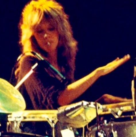 a rare photo of Stevie   ♫♥❤♥♫    with a Kools cigarette in her mouth while she's fiddling around on a drum set; or maybe the cigarette is weed Stevie Nicks Lindsey Buckingham, Buckingham Nicks, Stevie Nicks Style, Stephanie Lynn, Ancient Queen, Lindsey Buckingham, Stevie Nicks Fleetwood Mac, I'm With The Band, Mötley Crüe