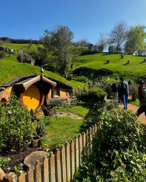 📍Hobbiton Movie set, New Zealand The Hobbiton Movie Set in Matamata New Zealand is a must see for all my “The Hobbit” & “Lord of the Rings” fans. If you plan on buying a ticket, there are a lot of day tour options available for purchase on travel apps like Klook, Trip or Expedia. My tour was during by my return from Rotorua to Auckland. We stopped at the Hobbiton Movie Set & Waitomo Glow worm caves (where recording is not allowed). As a fan, re-enacting scenes from the movie, hearing about... Hobbiton New Zealand, Glow Worm Cave, 2025 Aesthetic, Honeymoon Trip, Glow Worm, Travel Apps, Movie Set, Rotorua, Honeymoon Travel