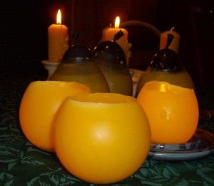 Water balloon luminaries from beeswax Diy Beeswax Candle, Luminaries Diy, Bees Wax Candle, Making Beeswax Candles, Luminary Diy, Beeswax Recipes, We Are Nature, Beeswax Candles Diy, Candle Tutorial