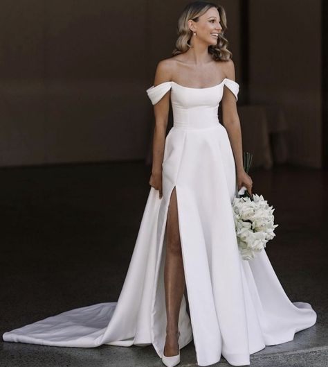 Elegant Bridal Gown, Elegant Ball Gowns, Wedding Dress Train, Wedding Dresses Satin, Bridal Party Dresses, Satin Wedding Dress, Gorgeous Wedding Dress, Satin Wedding, Long Wedding Dresses