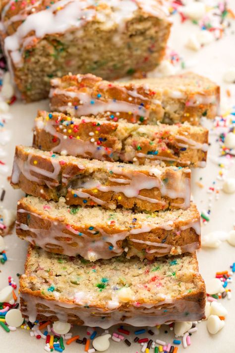 Birthday Cake Banana Bread Is Your New Excuse to Eat Sprinkles for Breakfast Dessert Loafs, Birthday Cake Banana, Cake Banana Bread, Delicious Banana Bread Recipe, Healthy Cakes, Bakery Goods, Cake Banana, Bake Goods, Baked Goodies