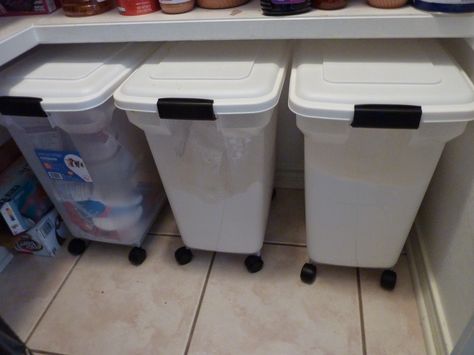 See how this blogger uses our Rolling Pet Food Containers for bulk storage of sugar and flour in the pantry! | Kimmy's Kitchen Flour Storage Containers, Dog Food Storage Diy, Kitchen Towels Storage, Diy Food Storage, Rubbermaid Storage, Dogs Room, Diy Storage Containers, Flour Storage, Bulk Storage