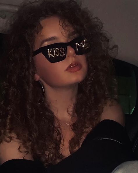 Kiss Me, Kiss, Sunglasses