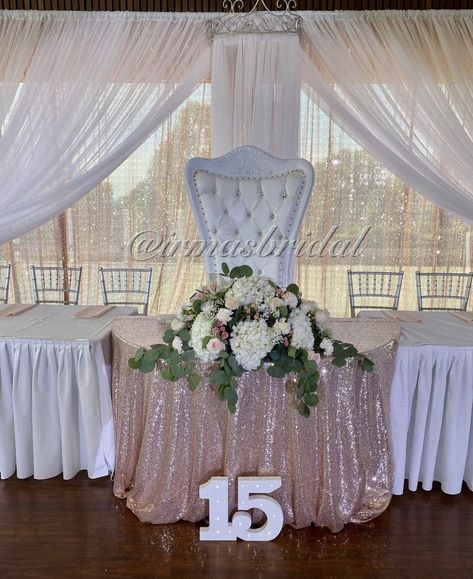 Rose Gold And Silver Quinceanera, Rose Gold And Champagne Quinceanera Decorations, Rose Gold And White Quinceanera, Qencenera Ideas Rose Gold, Dusty Pink Quinceanera Decoration, Quinceanera Mesa Principal, Quince Centerpieces Champagne, Sweet 15 Backdrop Ideas, Simple Quince Decorations