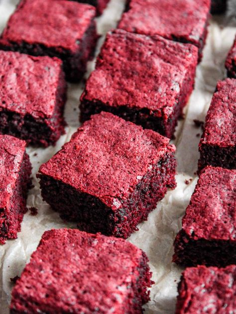 Red velvet brownies on parchment paper Eggless Red Velvet Brownies, Brownies Without Chocolate, Quick Brownies, Brownies Without Butter, Quick Brownie Recipe, Recipe For Brownies, Red Velvet Brownies Recipe, Velvet Recipes, Easy Brownies