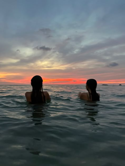 People In The Ocean Aesthetic, Ocean Aesthetic Friends, Sunset Swim Aesthetic, Sea Swim Aesthetic, Swimming In Sea Aesthetic, Beach Sunset With Friends, Beach Sunset Friends, Sunset Beach Photos Friends, Summer Beach Aesthetic Friends