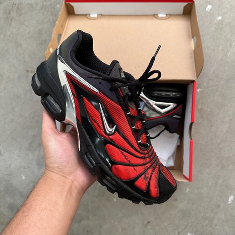 Skepta Air Max Tailwind, Skepta Tailwind, Nike Stuff, Shoe Goals, Lux Life, Streetwear Men, Streetwear Men Outfits, Red Shoes, Bob Marley