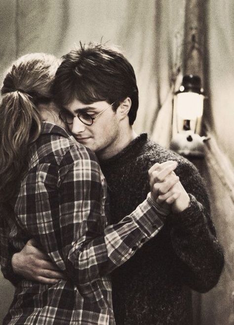 Little dance moment between Harry and Hermione, after Ron leaves Dealthy Hallows, Beautiful Movies, Hp Fanart, Citate Harry Potter, Deathly Hallows Part 1, Stile Harry Potter, Room Collage, Hp Universe, Harry Potter Wall