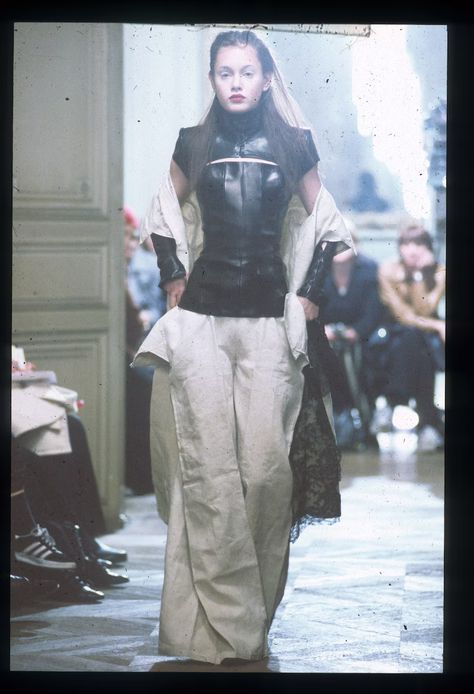 In 1998, Olivier Theyskens Reinvented the Fashion Goth Fashion Study, Olivier Theyskens, Anti Fashion, Archive Fashion, Textiles Fashion, Dark Fashion, Mode Inspiration, Goth Fashion, Punk Fashion