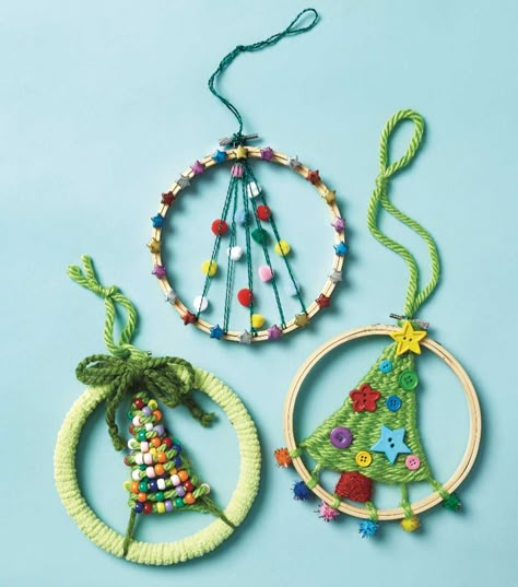 How To Make A Christmas Tree Weaving Hoop Weaving Christmas Ornaments, Christmas Fiber Art, Christmas Dorset Buttons, Christmas Weaving Projects, Embroidery Hoop Christmas Crafts, Tree Weaving, Hoop Crafts, Embroidery Hoop Crafts, Dorset Buttons