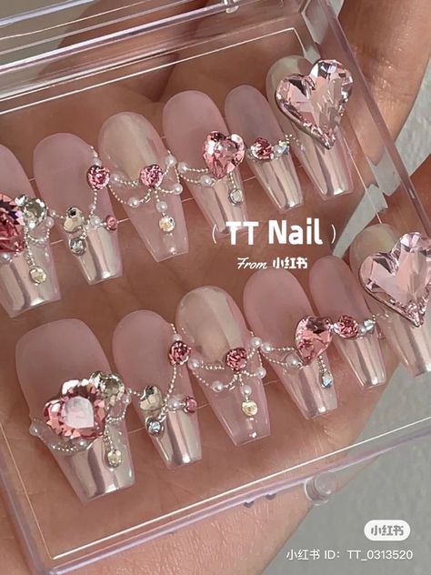 Crop Crewneck, Fake Nails Designs, Asian Nails, Nail Jewels, Pretty Gel Nails, Really Cute Nails, Gem Nails, Kawaii Nails, Pretty Nail Art