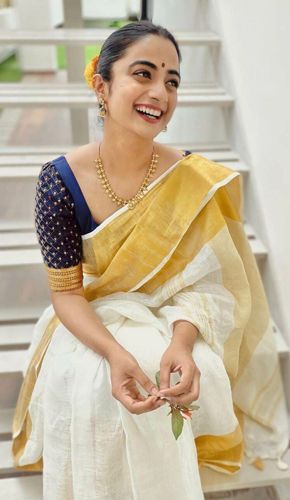 Styling Women's Traditional Onam Outfits for a Modern Look | WIFD Kasavu Half Saree, Saree Styling Ideas, Onam Dress, Onam Outfits, Onam Saree, Saree Styling, Lehenga Crop Top, Dress For Ladies, Simple Frock Design