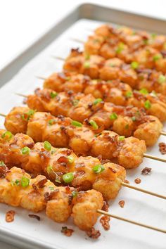 These loaded tater tot skewers are so delicious and they're really easy to make! This is such an easy appetizer recipe! It's great for game day and parties but it also makes a fun side dish for dinner. Loaded with cheese and bacon these are soooo good! Quick Grill Dinners, Easy Diy Appetizers, Wedding Skewers Appetizers, Vegetable Appetizers Easy, New Years Day Appetizer, Tater Tot Appetizers For Party, Savory Brunch Food, Tiki Bar Appetizers, Fun Dinners To Make