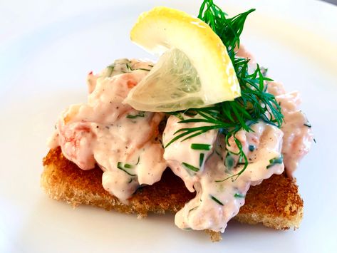 Looking for a new favorite recipe? Let me introduce you to a Swedish Toast Skagen! Guaranteed to meet your expectations of deliciousness. Cheers 🥂🍤 Skagen Toast Recipe, Swedish Charcuterie Board, Entrees Recipes Starters, Swedish Food Traditional, Swedish Easter, Swedish Foods, Herring Recipes, Scandinavian Recipes, Nordic Recipe