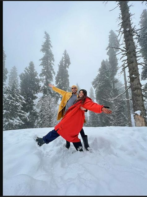 Couple Outing Photoshoot, Manali Photography Couple, Couple Photoshoot In Kashmir, Couple Pic In Snow, Couple Photo Poses In Manali, Snow Poses For Couples, Manali Couple Photos, Gulmarg Kashmir Photography Couple, Couple Photo Ideas In Kashmir