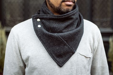 Men Scarf Style Winter, Mens Scarf Fashion Winter, Scarf Tied Around Neck Men, Men’s Neck Scarf, Men Scarf Pattern, Mens Winter Scarf, Men's Scarf, Scarf For Men, Button Scarf