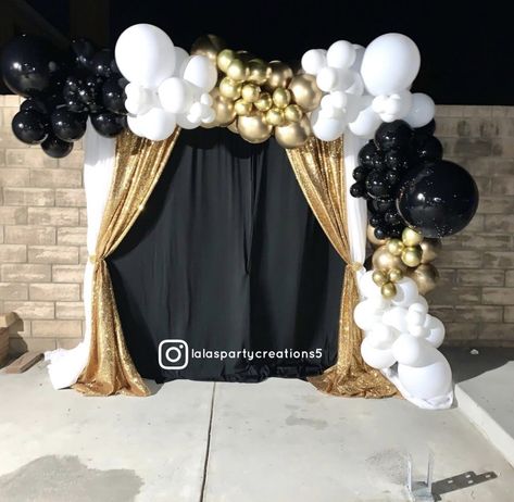 Backdrop Ideas Black And Gold, Black And Gold Backdrop With Balloons, Black And Gold Draping Backdrop, Graduation Decoration Ideas Backdrops, Black And Gold Graduation Balloon Arch, Black And Gold 50th Birthday Backdrop, Prom Backdrops, Graduation Party Backdrops, Deco Ballon