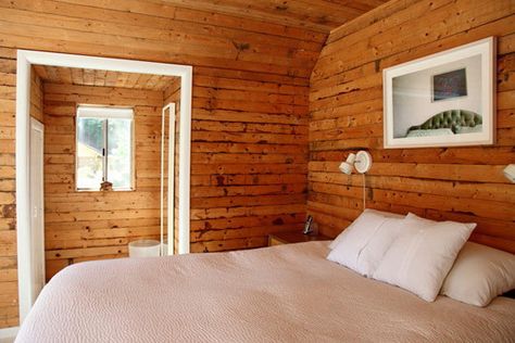 I like the idea of all white to balance the wood paneled wall and my dark wood furniture Knotty Pine Decor, Modern Cabin House, Sunny House, Knotty Pine Walls, Kids Bedroom Remodel, Small Bedroom Remodel, White Linens, White Molding, Wood Walls