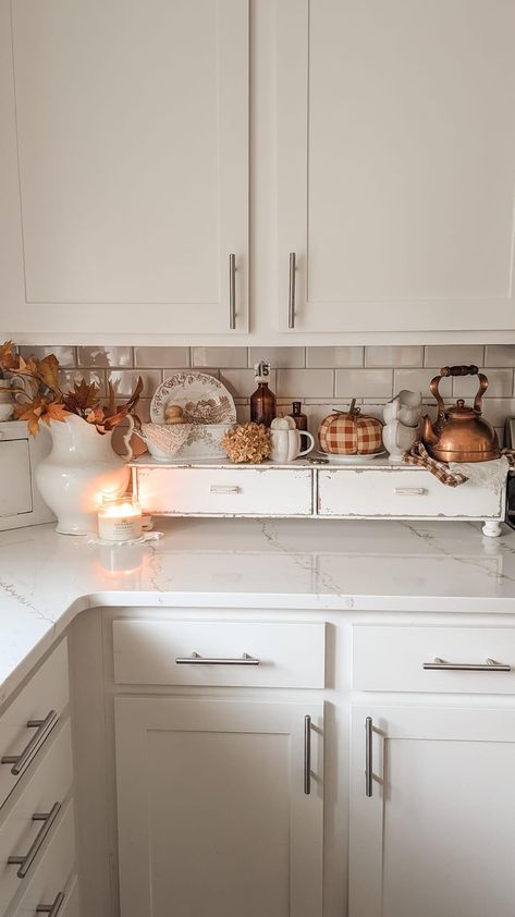 Kitchen 2024, Vintage Farmhouse Kitchen, Primitive Farmhouse, Cottage Kitchen, Vintage Farmhouse, Farmhouse Kitchen, White Vintage, Fall Decor, Home Sweet Home