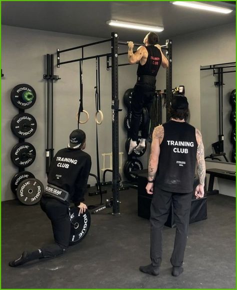 Build a resilient back. Hybrid Athlete Aesthetic, Uvu Training Club, Crossfit Aesthetic, Crossfit Garage Gym, Athletic Aesthetic, Running Photos, Running Club, Calisthenics Workout, Sports Aesthetic