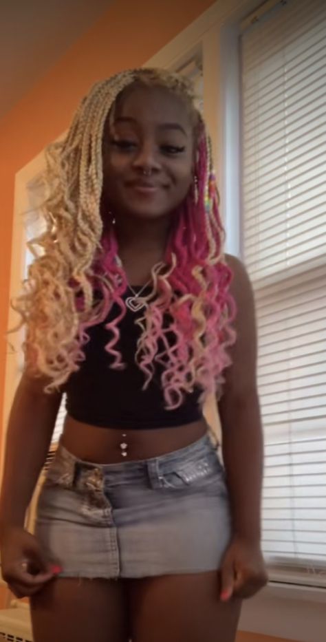 Pink Hair For Black Women, Braids Hairstyles Y2k, Braids With Colored Hair, Pink Short Braids, Braids To Get For School, Barbie Braids, Box Braids Y2k, Y2k Box Braids, Brown And Pink Boho Braids