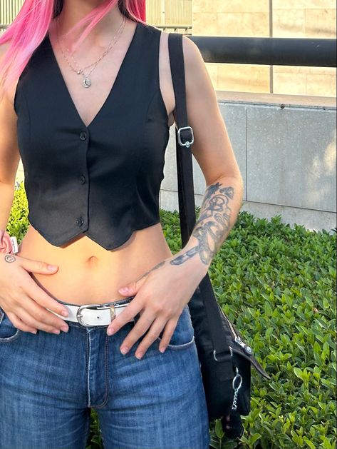 black vest y2k vibes pink hair black bag Kipling white belt low-waisted trousers tucci jeans vintage gold chain silver chain pandora bracelets snake tattoo smile tattoo outfit idea Vest Y2k, Vest Outfit, Y2k Vibes, Black Vest, Vest Outfits, Outfit Idea, Dress Up, My Style, Outfit Inspo