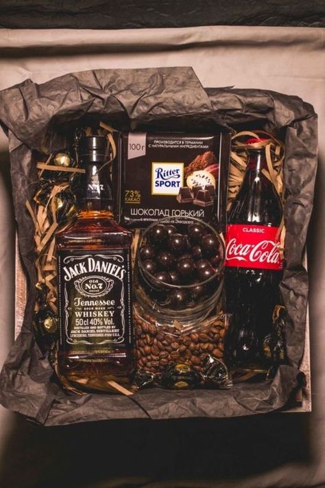 Liquor Gift Baskets, Joululahjat Diy, Homemade Gift Baskets, Liquor Gifts, Baskets For Men, Gift Baskets For Men, Gift Box For Men, Wine Baskets, Wine Gift Baskets