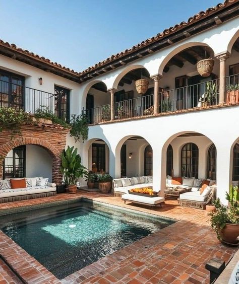 Spanish Villa Courtyard, Spain Villa Spanish Style, Spanish Architecture House, Spanish Style House Interior, Spain House Spanish Style, Spanish House Style, Spanish Style Pool, Spanish Colonial Style Homes, Spanish Style Backyard