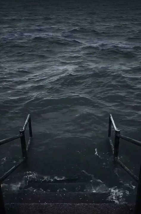 Scary Ocean, Quiet Photos, Dark Beach, Dark Naturalism, Dark Ocean, Water Aesthetic, Dark Sea, Dark Aesthetics, Dark Nature