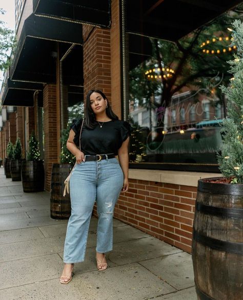 Wide Leg Crop Jeans Outfit, Chubby Women Outfits, Plus Size Wide Leg Jeans, Best Plus Size Jeans, Denise Mercedes, Cropped Jeans Outfit, Wide Leg Outfit, Plus Size Fashionista, The Flare